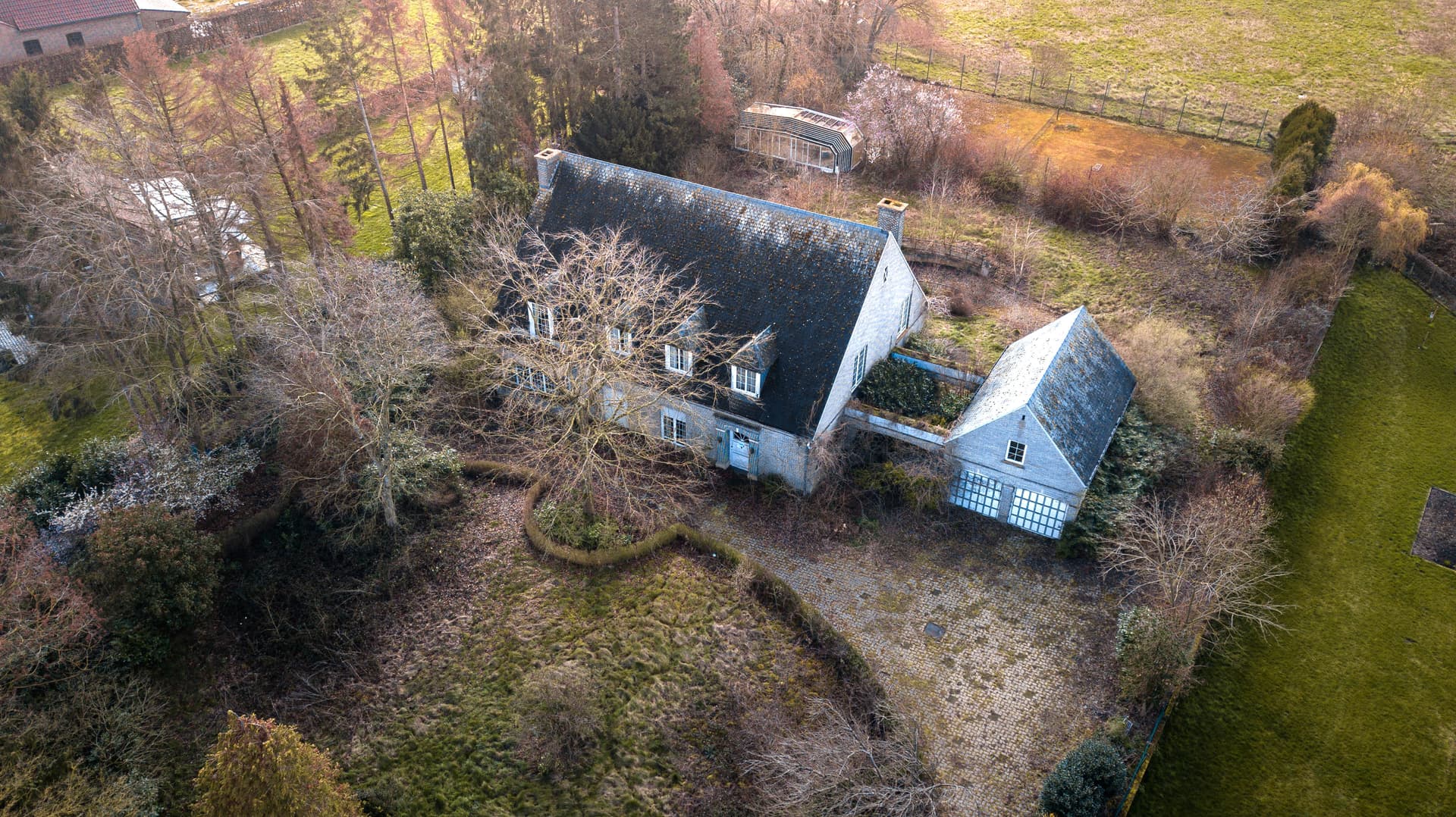 How to Find Urbex Spots Near me (2025 Guide)