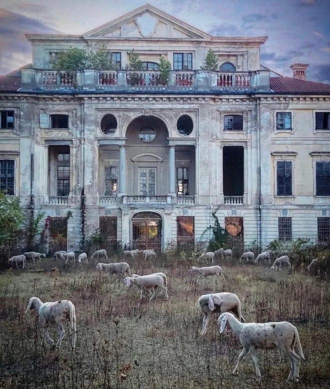 Abandoned manor in Italy