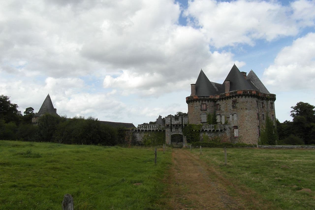 Abandoned castle in Brittany