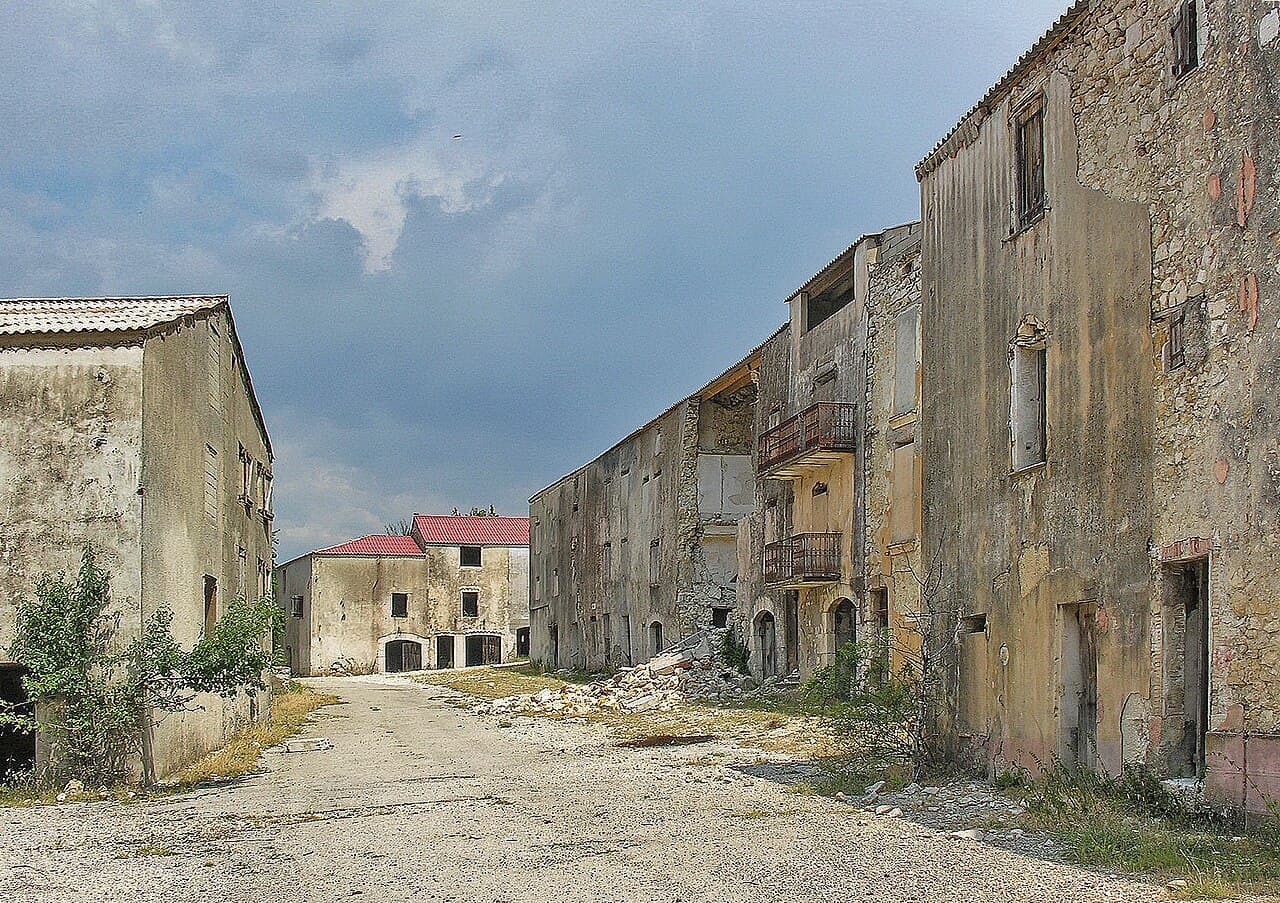 Abandoned village in Provence